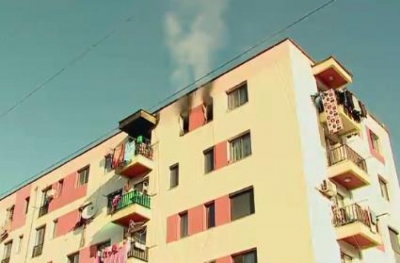 FOTOT/Zjarr në katin e pestë të një pallati në Shkozë, shpëton familja me 3 fëmijë