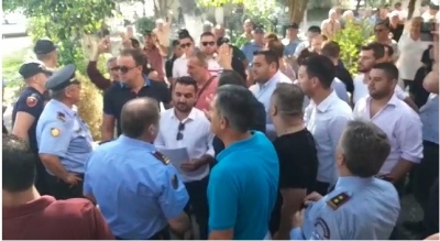 VIDEO/ Tension në Kavajë përpara KZAZ, protestuesit i vendosin afat Policisë