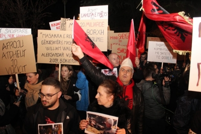 Tiranë/ Policia përplaset me protestuesit që i tregojnë Vuçiçit krimet e Serbisë në Kosovë