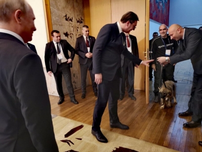 Vuçiçi josh Putinin me simbole shqiptare-i dhuron qenin e Sharrit &quot;Deltari Ilir&quot;