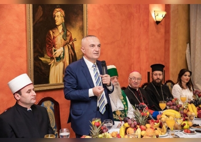 Presidenti Meta në iftarin e Kryegjyshatës Bektashiane, uron Baba Mondin për 60-vjetorin