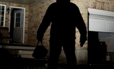 Grabitës me uniformë policie lidhin dy bashkëshortët dhe marrin lekët