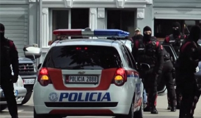 U kap me 19 pistoleta, pronari i klubit të natës: I bleva në Serbi