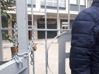 Fotot/ Protesta kombëtare, studentët i vënë drynin fakultetit të ekonomikut, bojkot absolut auditoreve