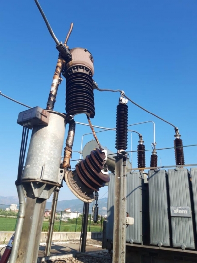 Marrin flakë dy transformatorë në Elbasan