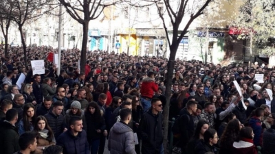 Frikë nga protesta masive? “Presion” gjimnazistëve në Elbasan