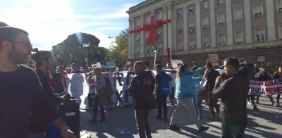 VIDEO/ &quot;Shpërthen&quot; Tirana, tjetër protestë në kryeqytet, ngrihen studentët