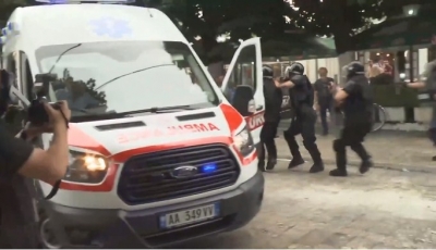 VIDEO/ PD: Ja si banditët me uniformë sulmuan ambulancën me të lënduar, fytyra kriminale e Edi Ramës