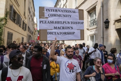 Protesta të fuqishme antiCovid në Paris, hidhet gaz lotsjellës ndaj demonstruesve