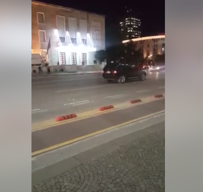Frika po vritet/ Shoferi ndalon makinën para Ramës, proteston me borie (VIDEO)
