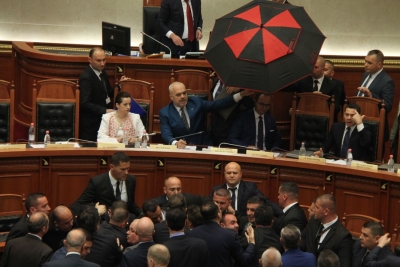 Momenti pikant/ Ditmir Bushati provokon deputetët e opozitës, u hedh ujë (Foto për të mos u humbur)