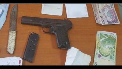 Me pistoletë e thikë në brez, arrestohet 56 vjeçari brenda në lokal