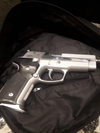 Tmerr në Tiranë, 22 vjeçari godet qëllimisht makinën e të riut, e ndjek pas me armë…