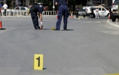 Vajza e shtrirë përtokë, ish-deputeti Bardh Spahia i vjen në ndihmë