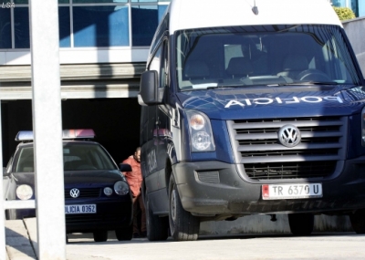 Grabiti dhe dhunoi një familje, arrestohet 26-vjeçari nga Mallakastra