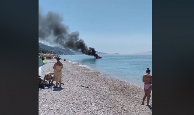 Skafi digjet në mes të detit në Borsh, panik tek pushuesit