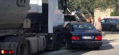 VIDEO/ Kamioni merr përpara ‘Benz-in’ në Fier