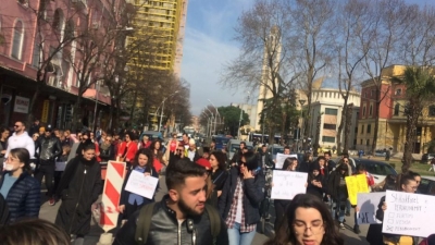 Përdhunimi i 13-vjeçares, nis protesta e heshtur në Tiranë