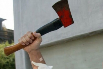 Krimi i rëndë brenda familjes, burri vret me sëpatë gruan