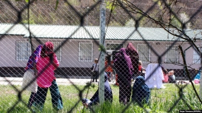 Fëmijët shqiptarë të kthyer nga Siria heqin shamitë në shkolla