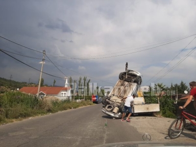 Makina del nga rruga dhe bie në kanal, dyshohet për të plagosur