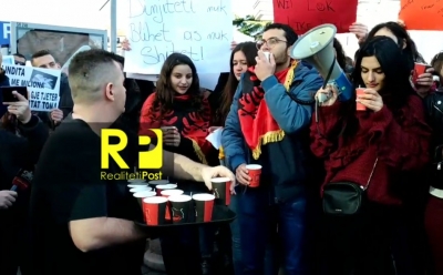 Shkodër, lokalet solidarizohen me studentët protestues, iu shërbejnë çaj të ngrohtë