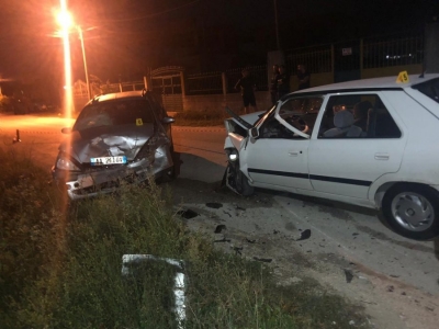 Makinat përplasen ‘kokë më kokë’ në Fier, lëndohen 2 shoferët