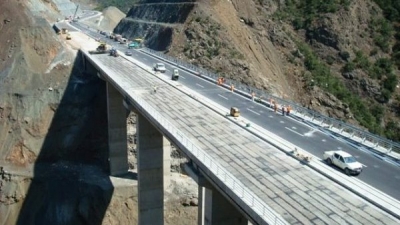 Bie nga lartësia, vdes punëtori i dublimit të urave në Kukës