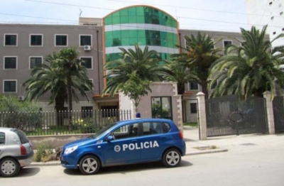 Qëllohet me armë drejt makinës së të riut në Durrës, policia jep detaje