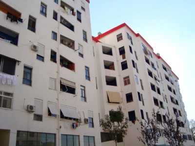 Hidhet nga kati i 8-të i pallatit, vdes 60-vjeçari në Fushë Mëzes