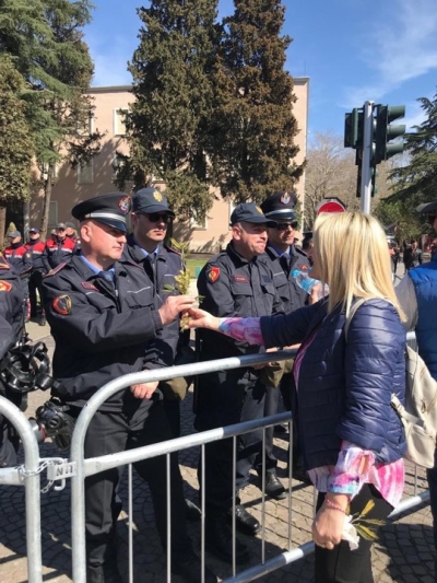”Dhuna” që protestuesit opozitarë ushtruan mbi policinë (FOTO)