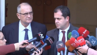 Pas takimit me ambasadorët, Bylykbashi e Vasili në zyrën e Bashës, i pranishëm edhe kryetari i PDIU