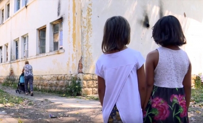 VIDEO/Rrahja mizore e 8-vjeçares rome, ç'po ndodh me fëmijën dhe familjen e saj