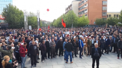 LIVE nga protesta/ ‘Populli nuk nënshtrohet një njeriu’