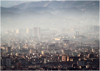 Në Tiranë nuk thithet ajër, por sëmundje