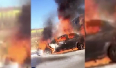 Shkrumbohet një makinë në autostradë