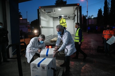 Nën mbrojtjen e rreptë të policisë/Mbërrijnë vaksinat e para të COVID-19 në Athinë, të dielën vaksinohet Presidentja dhe kryeministri