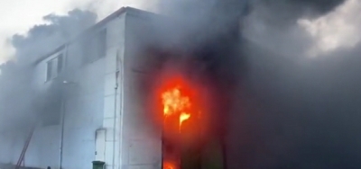 Zjarrfikësit në luftë me flakët në fabrikën e peshkut në Lezhë