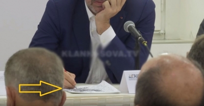 Rama injoron konferencën e rëndësishme, kapet në momente aspak serioze (video)