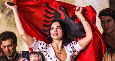 Dua Lipa nxjerr në shitje bluzat e realizuara për të ndihmuar të prekurit nga tërmeti në Shqipëri