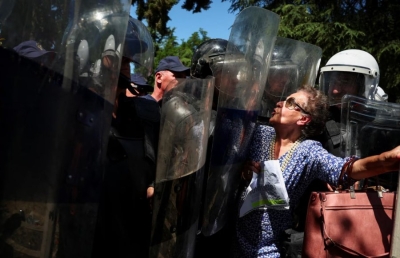 E vetme përballë policëve të armatosur rëndë/ Fotoja e protestueses opozitare, më e mira e javës te Reuters