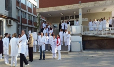 Bluzat e bardha sërish në protestë/ Kërkohen paga 1500 euro, mjekët: Largimet, shkak pakënaqësia