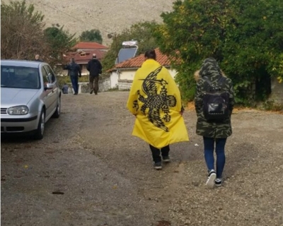 VIDEO/ Ekstremistë me flamurin e ‘Vorio-Epirit’ hyjnë në Bularat