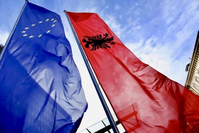 “Qëndrojmë pranë Shqipërisë”/BE donacion për 20 mijë teste në Shqipëri