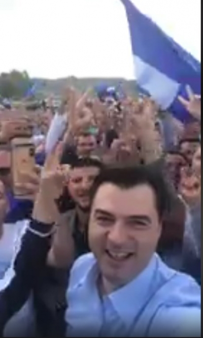 VIDEO/ Lulzim Basha në Fier, demokratët i ‘bllokojnë’ rrugën