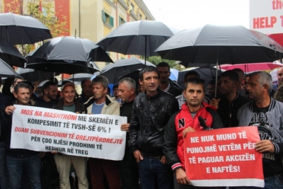 Fermerët e Myzeqesë protestë në Tiranë, prodhimet detyrohen t'i hedhin në rrugë