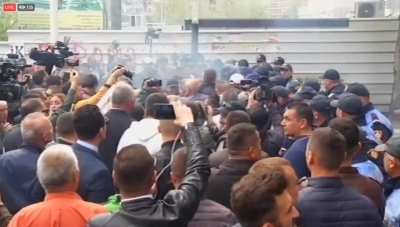 VIDEO LIVE/ Përplasje e protestuesve me policinë të protesta para Kuvendit