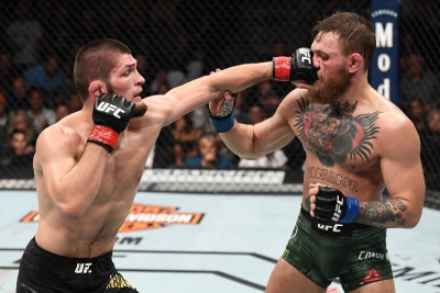 Mposhti kampionin e Botës, por Khabib rrezikon titullin për sherrin jashtë ringut