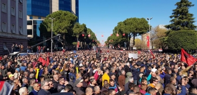 Zëri i Amerikës transmeton live protestën e opozitës dhe bojkoton Ramën në Vlorë