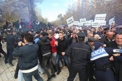 Zëri i Amerikës mbështet protestën, transmeton LIVE